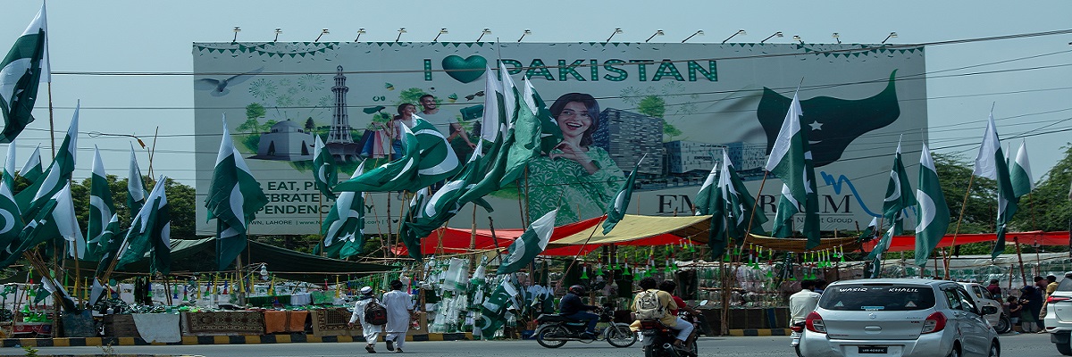 Pakistani protestors holding up Pakistani flags